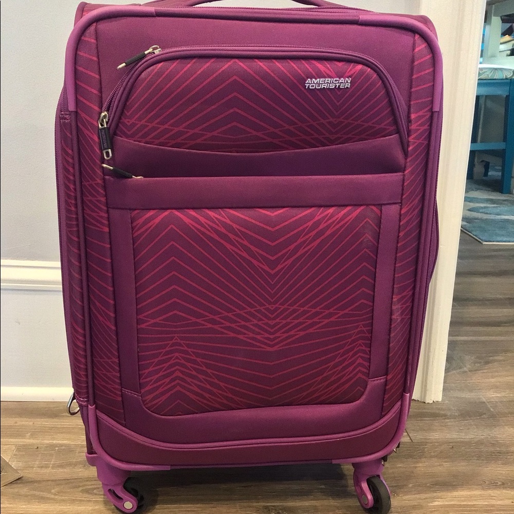 NWOT American Tourister 22 inch wheelie luggage